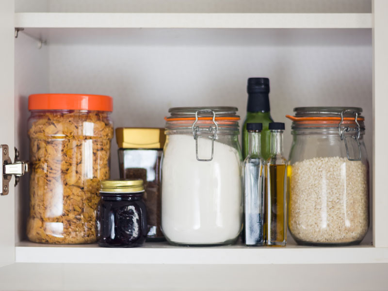 Πώς να αποφύγετε το σκόρο των τροφίμων στις ντουλάπες σας;